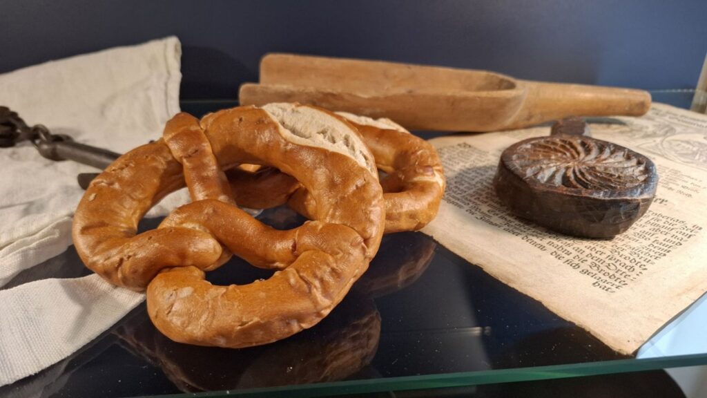 Precle i narzędzia do ich wypieku – drewniana forma oraz stary druk na ekspozycji muzealnej (kliknięcie powiększy zdjęcie).