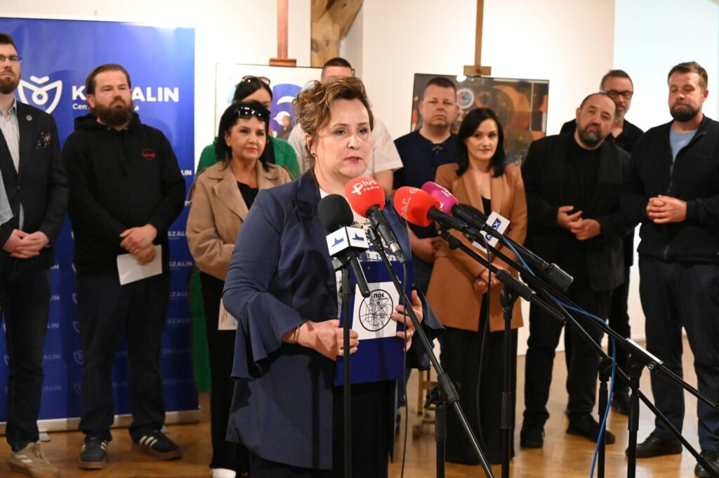 Dyrektorka Muzeum w Koszalinie przemawia podczas konferencji prasowej zapowiadającej wydarzenia kulturalne w muzeum (kliknięcie powiększy zdjęcie).