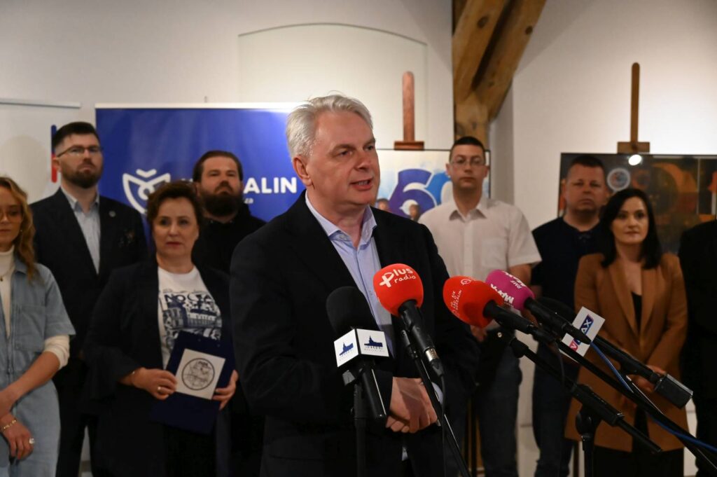 Przedstawiciel koszalińskiej Delegatury Zachodniopomorskiego Urzędu Wojewódzkiego zabiera głos podczas konferencji prasowej poświęconej planowanym wydarzeniom (kliknięcie powiększy zdjęcie).