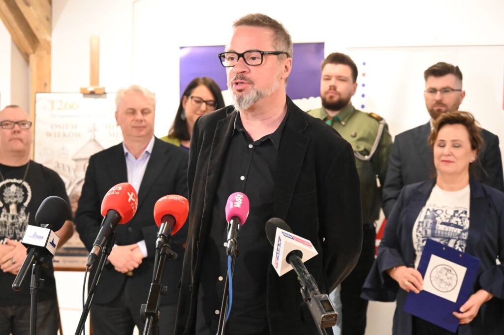 Przedstawiciel Bałtyckiego Teatru Dramatycznego przedstawia program wydarzeń podczas konferencji prasowej (kliknięcie powiększy zdjęcie).