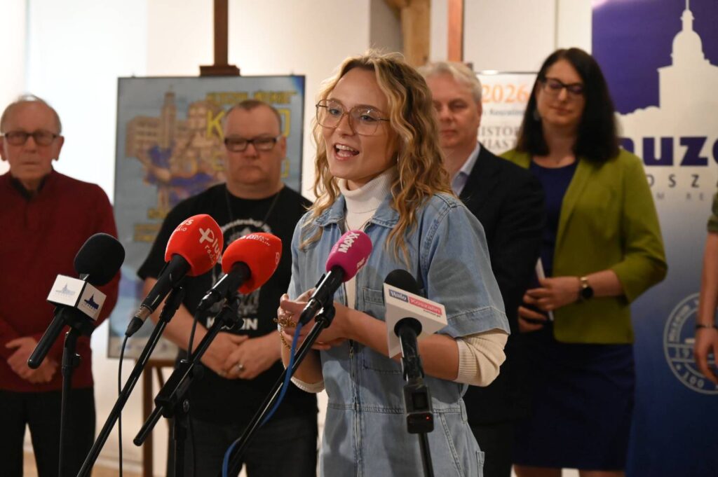 Jedna z organizatorek prezentuje założenia programu wydarzeń Państwowego Liceum Sztuk Plastycznych im. Władysława Hasiora (kliknięcie powiększy zdjęcie).