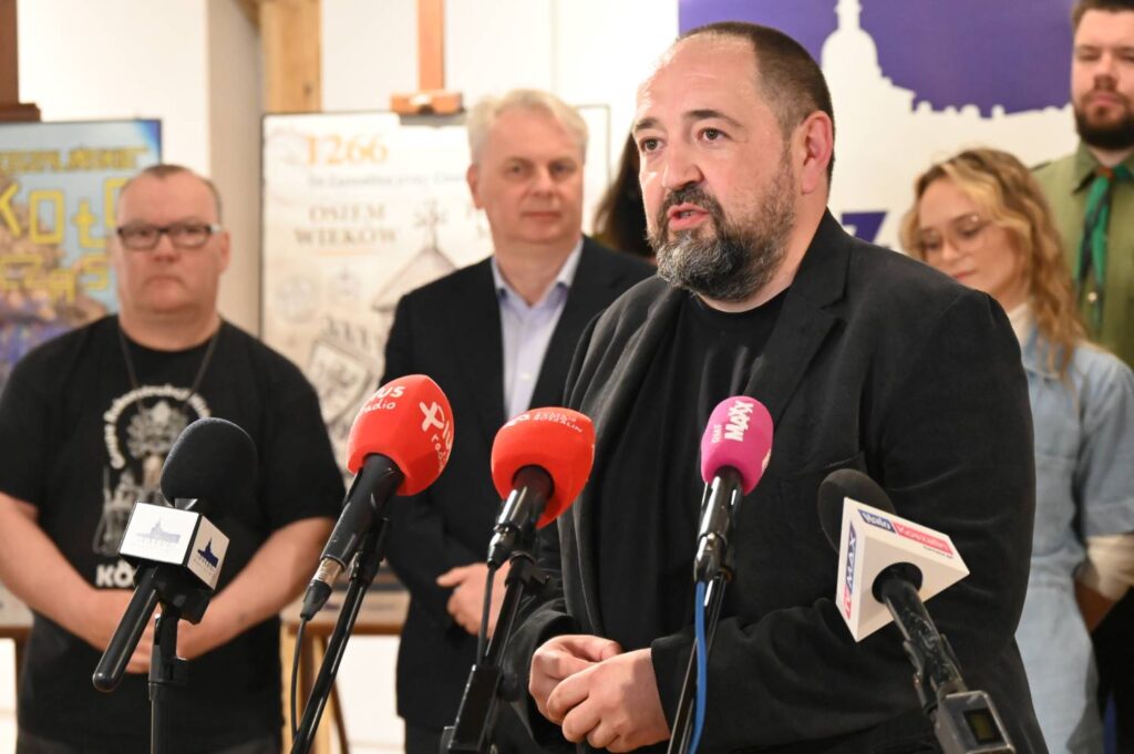 Współorganizator wydarzenia, przedstawiciel Zespołu Szkół nr 1 imienia Mikołaja Kopernika, przedstawia program wydarzeń na Noc Muzeów (kliknięcie powiększy zdjęcie).