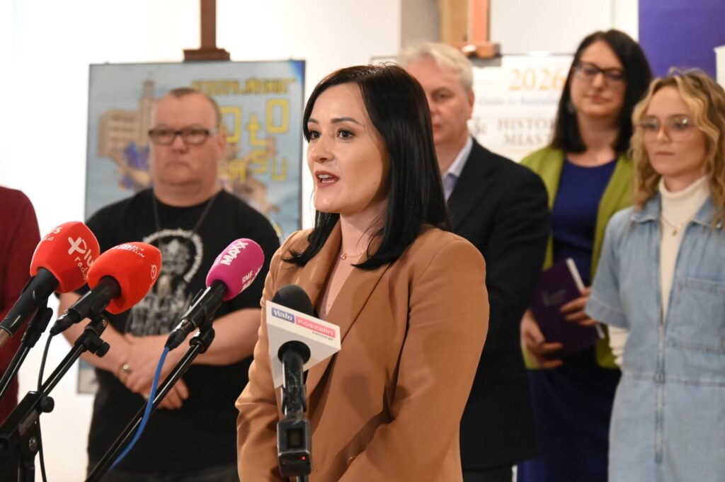 Przedstawicielka KOWR-u przedstawia program Nocy Muzeów podczas konferencji prasowej (kliknięcie powiększy zdjęcie).