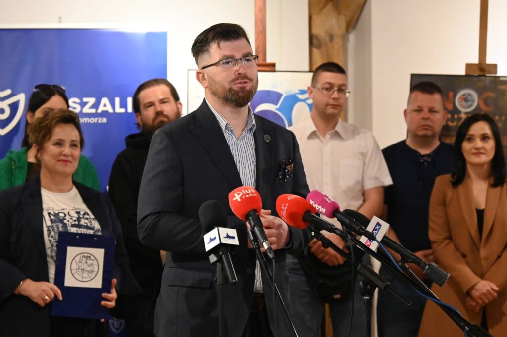 Przedstawiciel Muzeum Obrony Przeciwlotniczej informuje o programie tegorocznej Nocy Muzeów podczas konferencji prasowej (kliknięcie powiększy zdjęcie).