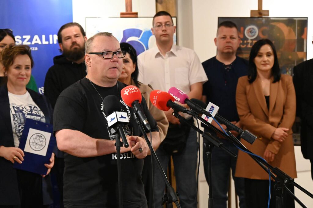 Przedstawiciel instytucji uczestniczącej w Nocy Muzeów prezentuje swoją ofertę podczas konferencji prasowej (kliknięcie powiększy zdjęcie).