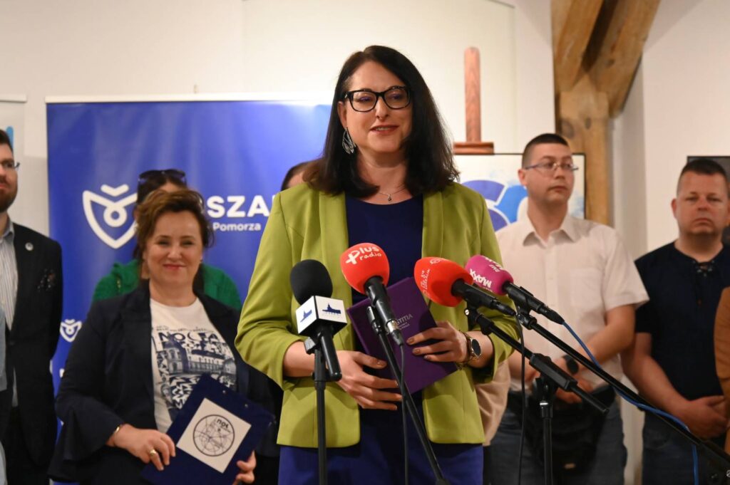 Przedstawicielka instytucji kultury zachęca do udziału w wydarzeniach organizowanych w ramach Nocy Muzeów (kliknięcie powiększy zdjęcie).