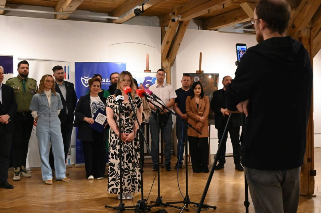 Przedstawicielka Towarzystwa Kolei Wąskotorowej prezentuje swoją ofertę na Noc Muzeów podczas konferencji prasowej (kliknięcie powiększy zdjęcie).