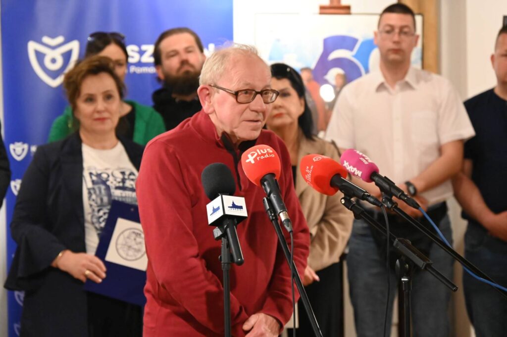 Przedstawiciel Muzeum Piwowarstwa przedstawia atrakcje przygotowane na tegoroczną Noc Muzeów dla zwiedzających (kliknięcie powiększy zdjęcie).