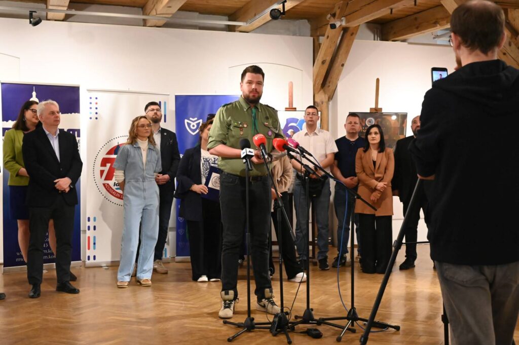 Reprezentant Hufca Ziemi Koszalińskiej ZHP, który bierze udział w Nocy Muzeów, omawia program wydarzenia (kliknięcie powiększy zdjęcie).
