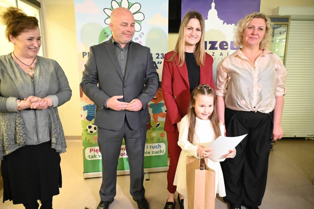 Laureatka konkursu odbiera dyplom i nagrodę podczas uroczystości w muzeum w towarzystwie organizatorów (kliknięcie powiększy zdjęcie).