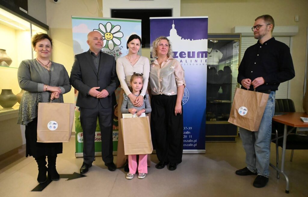 Laureat konkursu odbiera nagrodę podczas uroczystości wręczenia wyróżnień w muzeum (kliknięcie powiększy zdjęcie).