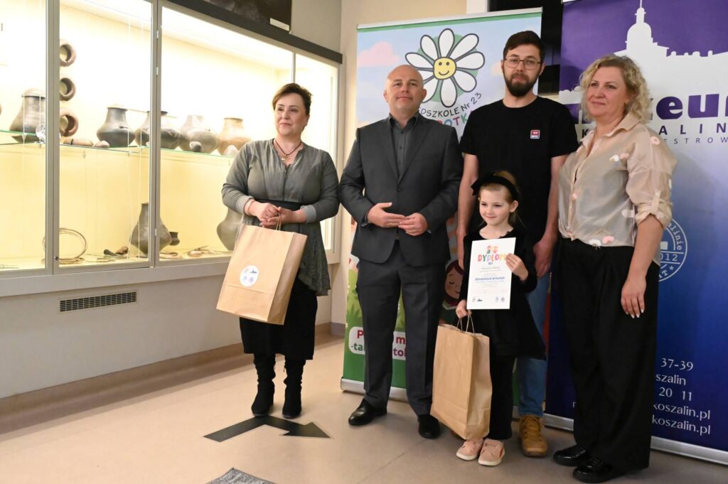Laureatka konkursu pozuje z dyplomem i nagrodą podczas uroczystości wręczenia wyróżnień w muzeum (kliknięcie powiększy zdjęcie).
