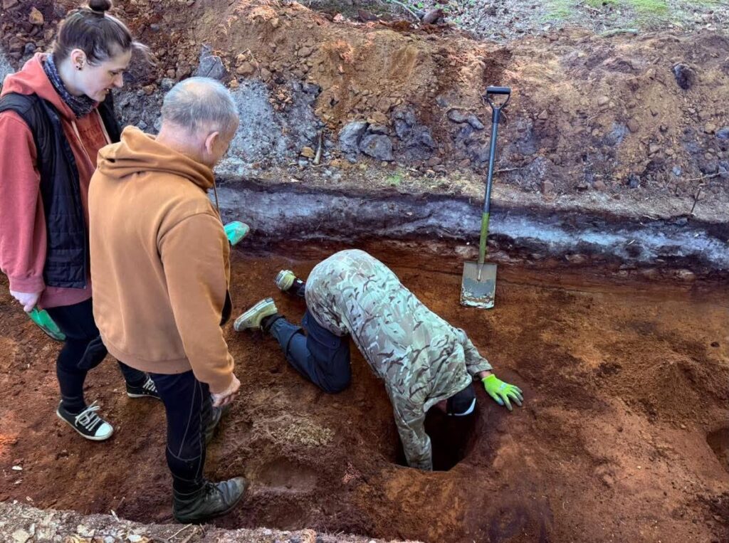 Archeolodzy dokumentują i oczyszczają obiekt odkryty podczas badań wykopaliskowych (kliknięcie powiększy zdjęcie).