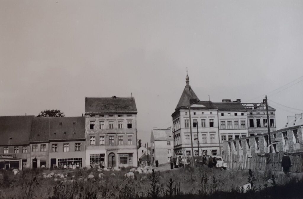 Archiwalne zdjęcie przedstawiające zabudowę śródmieścia z kamienicami i niezabudowanym placem na pierwszym planie (kliknięcie powiększy zdjęcie)