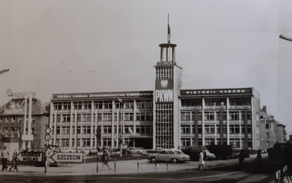 rchiwalna fotografia modernistycznego gmachu z charakterystyczną wieżą i napisem „PKWN”, przed którym znajduje się rondo z ruchem samochodowym (kliknięcie powiększy zdjęcie)
