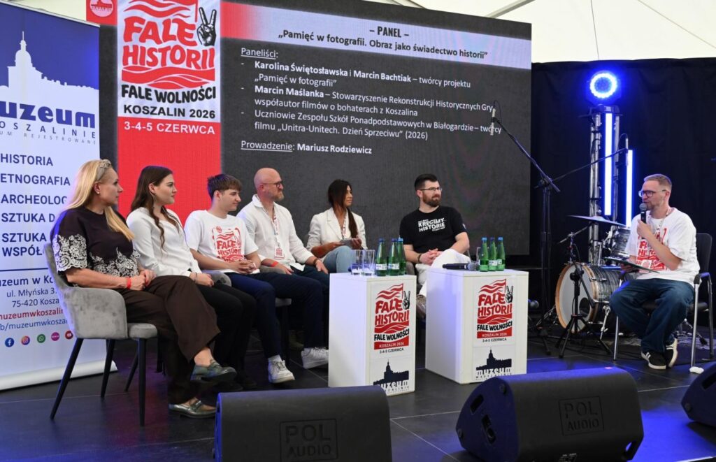 Panel dyskusyjny poświęcony roli fotografii jako świadectwa historii podczas festiwalu „Fale Historii”; sześcioro uczestników rozmawia na scenie o dokumentowaniu wydarzeń i pamięci historycznej (kliknięcie powiększy zdjęcie).